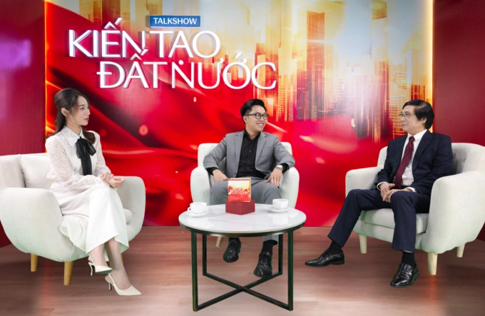 Ông Nguyễn Hoàng Triều (giữa) và KTS Trần Ngọc Chính (phải) là hai diễn giả tại Talkshow. Ảnh cắt từ video.