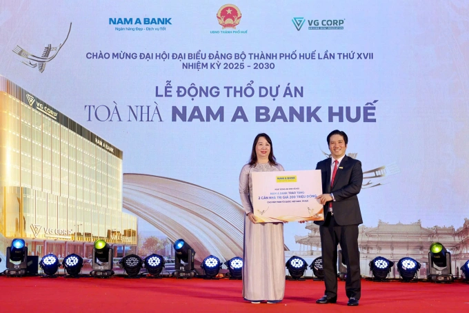Đại diện ngân hàng trao tặng hai nhà tình nghĩa cho hộ gia đình khó khăn tại địa phương. Ảnh: Nam A Bank