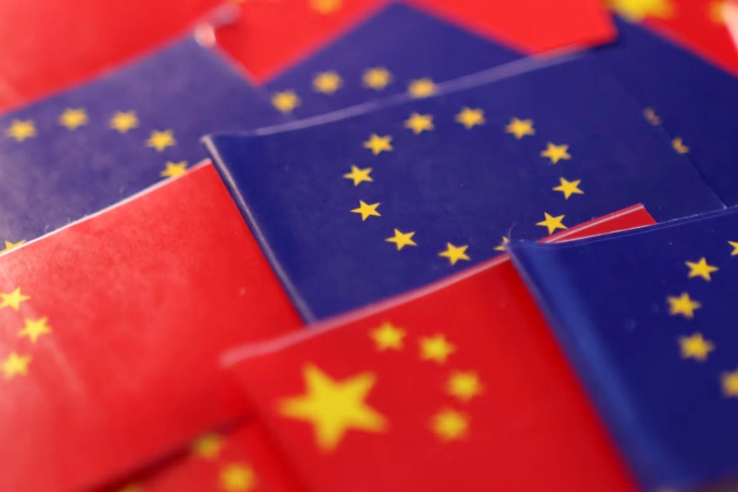 Cờ EU và Trung Quốc được ghi lại ngày 20/3. Ảnh: Reuters