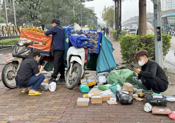 Giao hàng mua sắm online tại phố Duy Tân, Hà Nội tháng 2/2024. Ảnh: Ngọc Thành