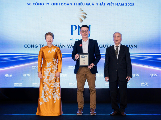 Đại diện PNJ nhận chứng nhận từ ban tổ chức. Ảnh: Tuấn Vũ