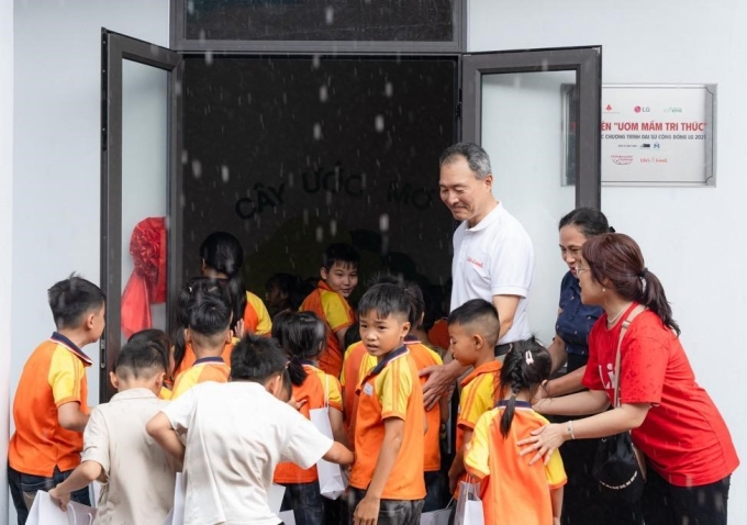 Học sinh trường Tiểu học Lợi Bác trong ngày khai trương thư viện mới. Ảnh: LG