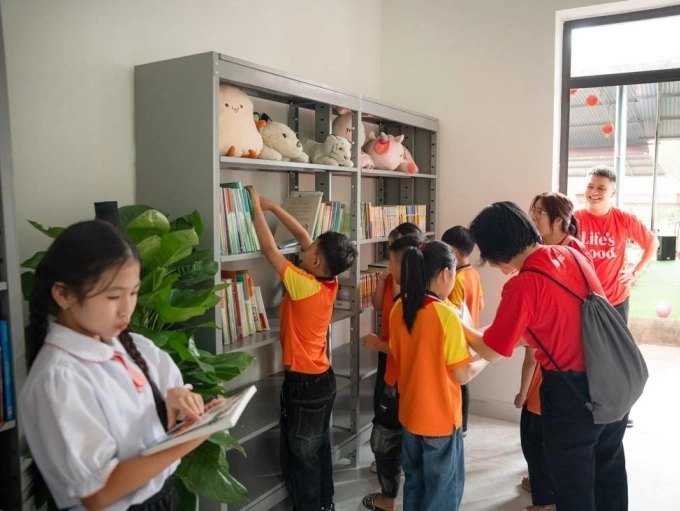 Học sinh khám phá những đầu sách trong thư viện. Ảnh: LG