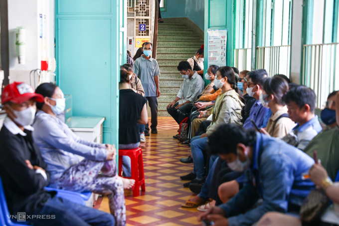 Bác sĩ, nhân viên y tế bệnh viện mắt TP HCM khám bệnh cho người dân, tháng 7. Ảnh: Quỳnh Trần