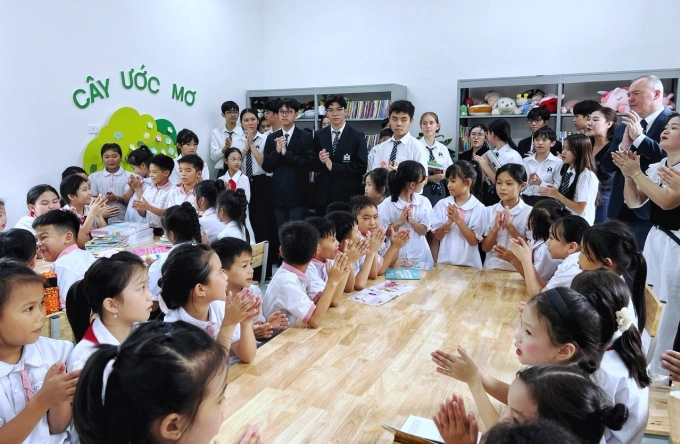 Các thành viên CLB Youth Hope và học sinh trường Tiểu học Lợi Bác trong buổi giao lưu. Ảnh: LG