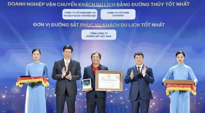 Đại diện Vietjet (ở giữa) nhận giải Hãng hàng không phục vụ khách du lịch tốt nhất 2025 tại lễ trao giải thưởng Du lịch Việt Nam 2025. Ảnh: Tài Nguyễn