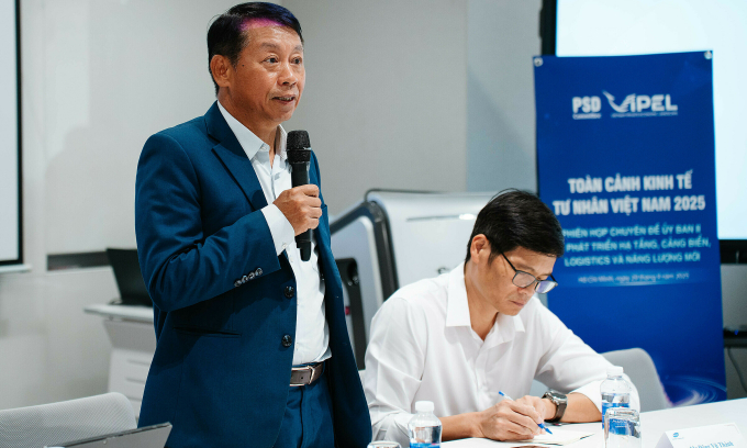 Ông Phạm Quốc Long, Phó tổng giám đốc Gemadept (đứng) chia sẻ tại phiên họp chuyên đề Uỷ ban II phát triển hạ tầng cảng biển, logistic và năng lượng mới sáng 29/9. Ảnh: Thảo Nguyên