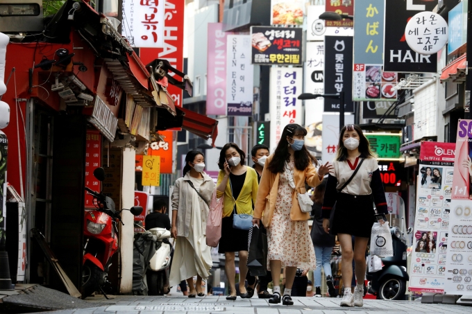 Người dân trên đường phố Myeongdong (Seoul, Hàn Quốc). Ảnh: Reuters