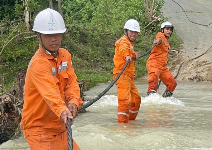 Công nhân điện lực xử lý sự cố lưới điện tại Thường Xuân, Thanh Hóa, ngày 28/9. Ảnh: NPC