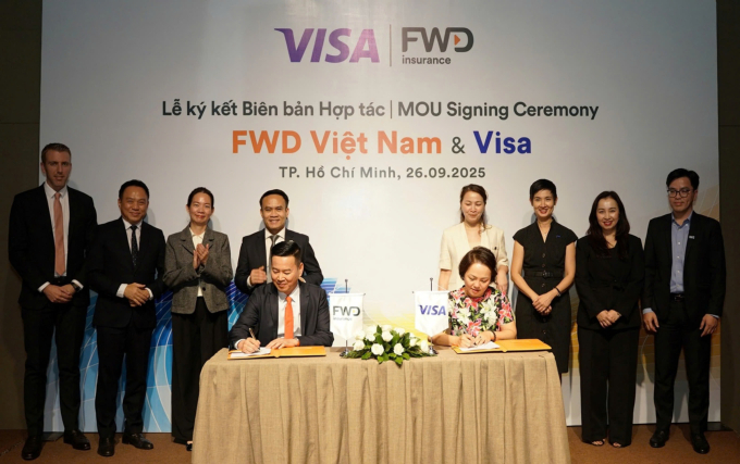 Ông Phương Tiến Minh, Tổng giám đốc FWD Việt Nam cùng bà Đặng Tuyết Dung, Giám đốc Visa Việt Nam và Lào ký kết hợp tác. Ảnh: FWD Việt Nam