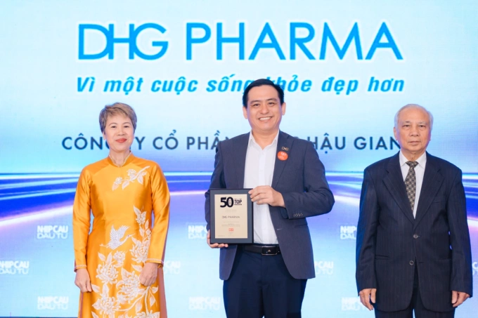 Đại diện DHG Pharma (ở giữa) nhận danh hiệu Top 50 công ty kinh doanh hiệu quả nhất Việt Nam 2025. Ảnh: DHG Pharma