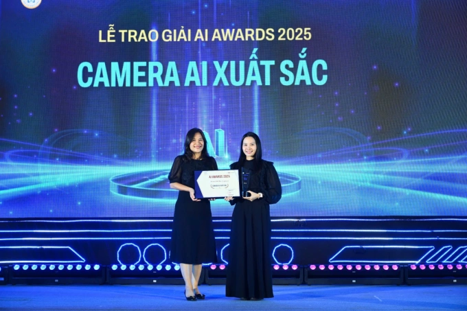 Đại diện EZVIZ (bên phải) nhận giải AI Award 2025. Ảnh: Ban tổ chức