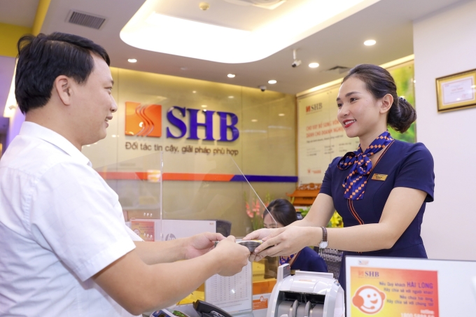 Khách hàng giao dịch rút tiền tại quầy SHB. Ảnh: SHB