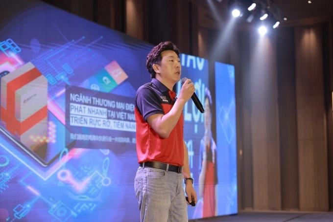 Ông Gavin Lu, Tổng giám đốc BEST Inc. Việt Nam chia sẻ thông tin trong hội nghị Đối tác Nhượng quyền Toàn quốc. Ảnh: BEST