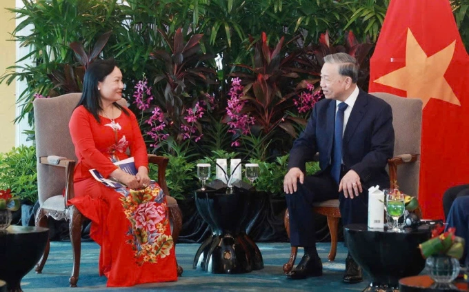 Bà Trần Thị Lâm và Tổng Bí thư Tô Lâm trao đổi về dự án Khu Y tế Kỹ thuật cao TP HCM, tại Singapore ngày 11/3. Ảnh: Hoa Lâm