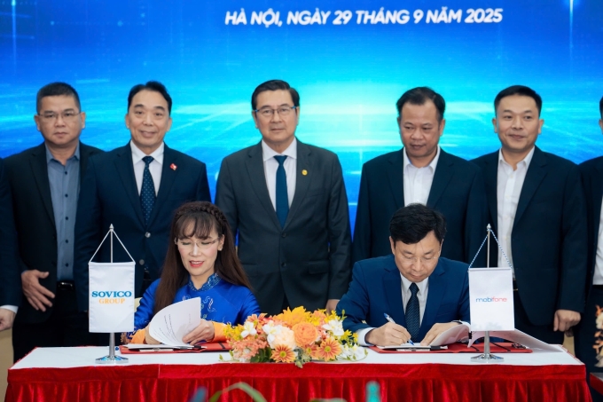 Ông Trương Sơn Lâm và bà Nguyễn Thị Phương Thảo đại diện hai bên ký biên bản hợp tác. Ảnh: MobiFone