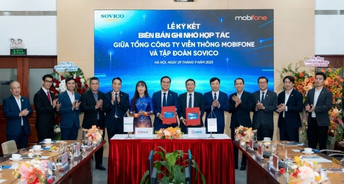 Đại diện lãnh đạo MobiFone và Sovico Group trong lễ ký kết. Ảnh: MobiFone