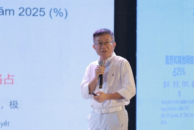 Ông Johnny Chou, Nhà sáng lập, Chủ tịch kiêm Tổng giám đốc Điều hành Tập đoàn BEST Inc. chia sẻ thông tin đến đối tác nhượng quyền Việt Nam. Ảnh: BEST