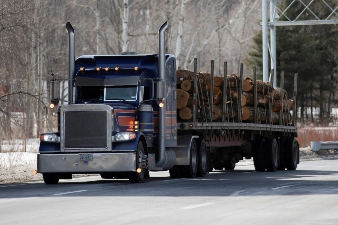 Xe tải chở gỗ tại trạm kiểm soát biên giới ở Stanstead, Quebec (Canada). Ảnh: Reuters