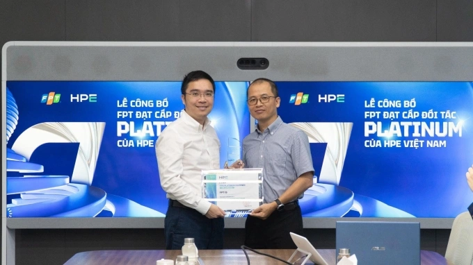 Ông Nguyễn Hoàng Minh, Tổng giám đốc FPT IS và ông Thái Phạm, Giám đốc điều hành HPE Việt Nam. Ảnh: FPT