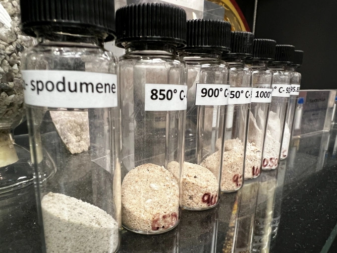Mẫu sản phẩm quặng lithium spodumene khai thác ở Tây Australia trưng bày ngày 24/5/2024 tại Perth, Australia. Ảnh: Reuters