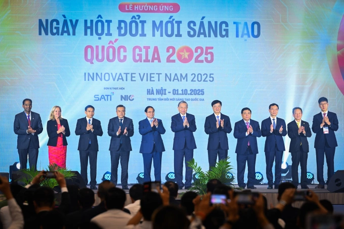 Tổng Bí thư Tô Lâm, Thủ tướng Phạm Minh Chính cùng lãnh đạo các bộ, ngành và đại diện nhiều doanh nghiệp như Tập đoàn T&T Group, Marvell, Samsung... tại Ngày hội Đổi mới sáng tạo Quốc gia 2025. Ảnh: T&T