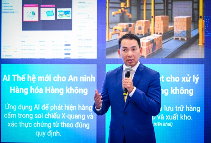 Tiến sĩ Yap Kwong Weng, CEO Việt Nam SuperPort trình bày những giải pháp đổi mới sáng tạo tại cảng ICD Vĩnh Phúc - Việt Nam SuperPort. Ảnh: T&T