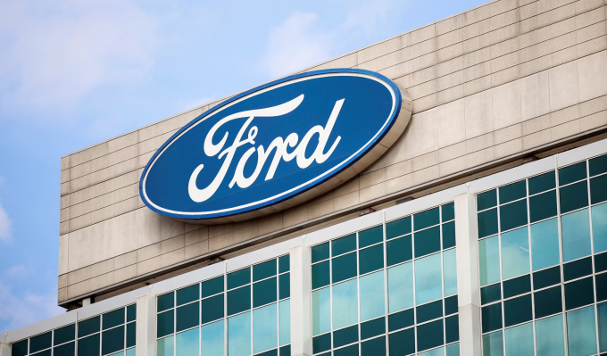 Logo của Ford tại trụ sở ở Dearborn, Michigan, Mỹ, ngày 12/3. Ảnh: Reuters