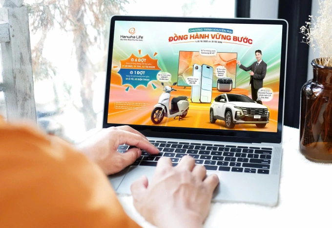 Khách hàng tham khảo chương trình khuyến mại Đồng hành vững bước. Ảnh: Hanwha Life