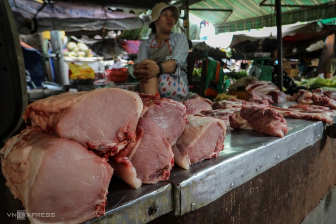 Tiểu thương bán thịt heo tại chợ chung cư Vĩnh Hội, TP HCM. Ảnh: Thành Nguyễn