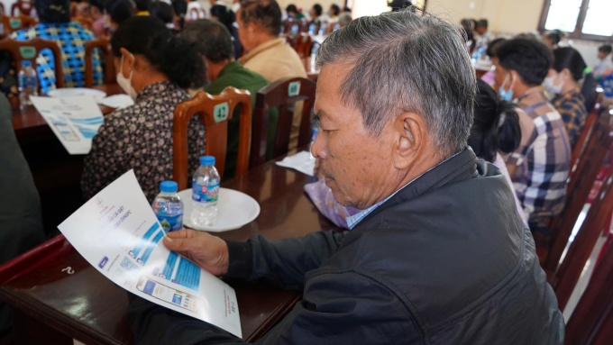 Khách hàng sử dụng điện xem tờ rơi tuyên truyền, hướng dẫn khách hàng cài đặt APP CSKH EVNSPC. Ảnh: EVNSPC