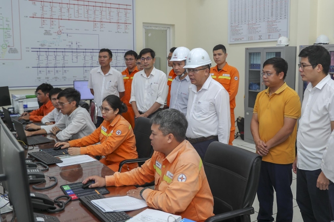 Công tác chỉ đạo đóng điện đường dây 500 kV Lào Cai - Vĩnh Yên. Ảnh: EVN