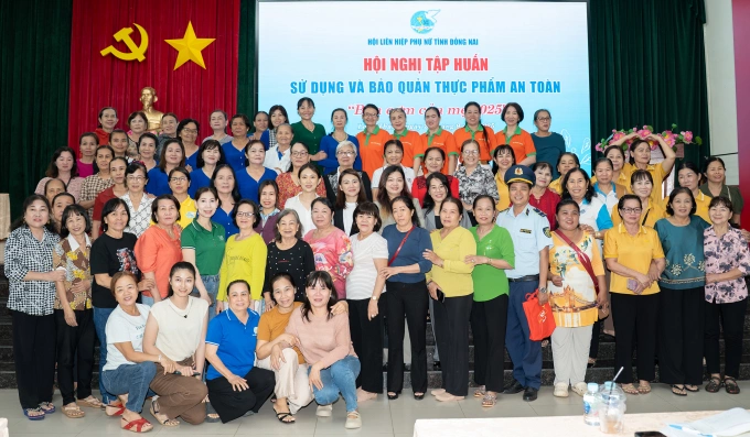 Các thành viên Hội LHPN tham gia chuyên đề Bữa cơm của mẹ tại xã Long Thành, tỉnh Đồng Nai ngày 27/9. Ảnh: Hội LHPN Đồng Nai