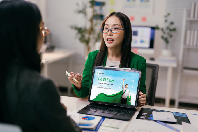 Nhân viên tư vấn sản phẩm Hộ vệ xanh cho khách hàng. Ảnh: Hà Hằng