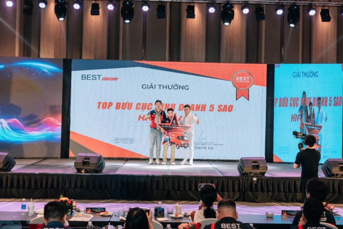 Ông Johnny Chou, Chủ tịch Tập đoàn BEST Inc. (bên phải) và ông Gavin (Tổng giám đốc BEST Inc. Việt Nam (bên trái) trao giải Top Bưu cục Kinh doanh 5 sao cho bưu cục Ba Vì. Ảnh: BEST Express