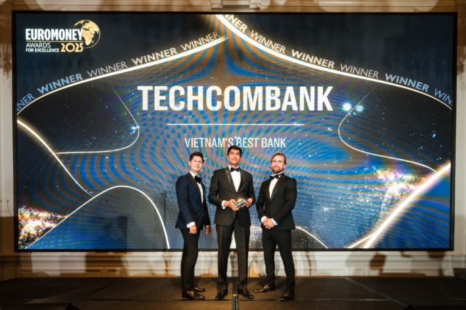 Đại diện Techcombank nhận giải tại Lễ trao giải Euromoney Awards for Excellence 2025. Ảnh: Techcombank