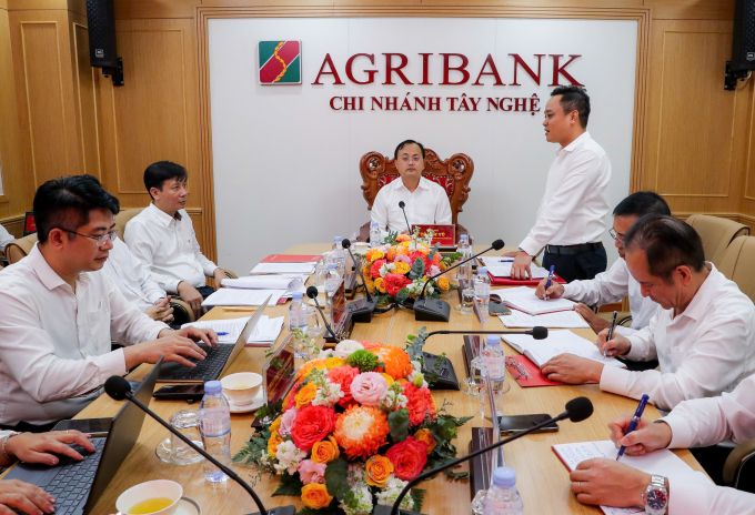 Đoàn công tác Trụ sở chính làm việc tại Agribank Chi nhánh Tây Nghệ An. Ảnh: Agribank