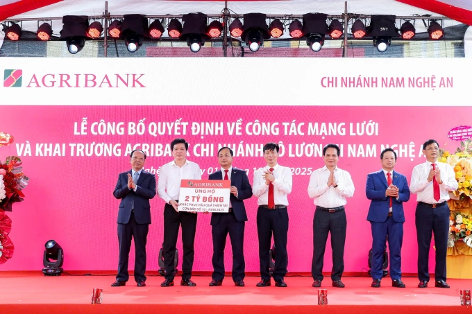 Tại lễ khai trương chi nhánh Nam Nghệ An, lãnh đạo Agribank đã trao 2 tỷ đồng ủng hộ địa phương khắc phục hậu quả cơn bão số 10. Ảnh: Agribank