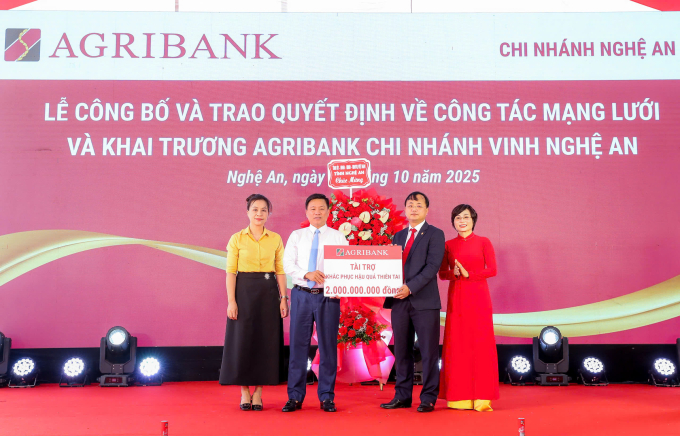 Tại lễ khai trương chi nhánh Vinh, Nghệ An, đồng chí Tô Huy Vũ, Bí thư Đảng ủy, Chủ tịch HĐTV Agribank (thứ 2 từ phải sang) đã trao 2 tỷ đồng ủng hộ tỉnh Nghệ An khắc phục hậu quả cơn bão số 10. Ảnh: Agribank
