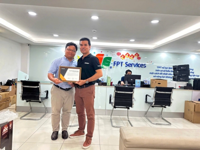 Giám đốc FPT Services (bên trái) và Giám đốc kinh doanh QNAP Việt Nam (bên phải) tại lễ ký kết hợp tác chiến lược. Sự kiện diễn ra ở FPT Service