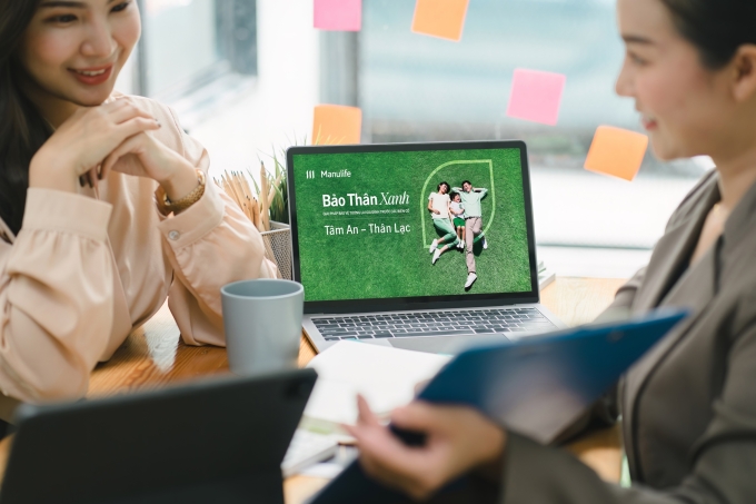 Người dùng tìm hiểu về bảo hiểm Bảo thân xanh. Ảnh: Hoàng Hà