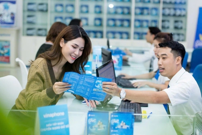 Nhân viên VNPT tư vấn cho khách hàng. Ảnh: VNPT