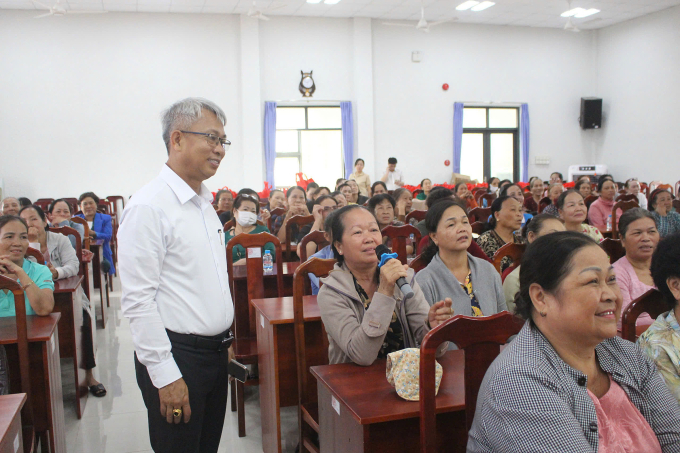 Phụ nữ xã Thống Nhất chia sẻ kinh nghiệm và kiến thức lựa chọn sản phẩm gia vị khi nấu ăn Ảnh: Hội LHPN Đồng Nai