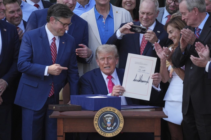 Tổng thống Donald Trump ký ban hành OBBBA tại Nhà Trắng ngày 4/7. Ảnh: AP