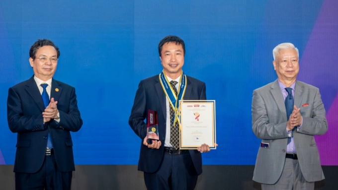 Ông Nguyễn Thái Hà (giữa), Tổng Giám đốc T&T Energy đại diện doanh nghiệp nhận giải thưởng Thương hiệu mạnh tăng trưởng xanh 2025 tại Diễn đàn kinh tế mới 2025