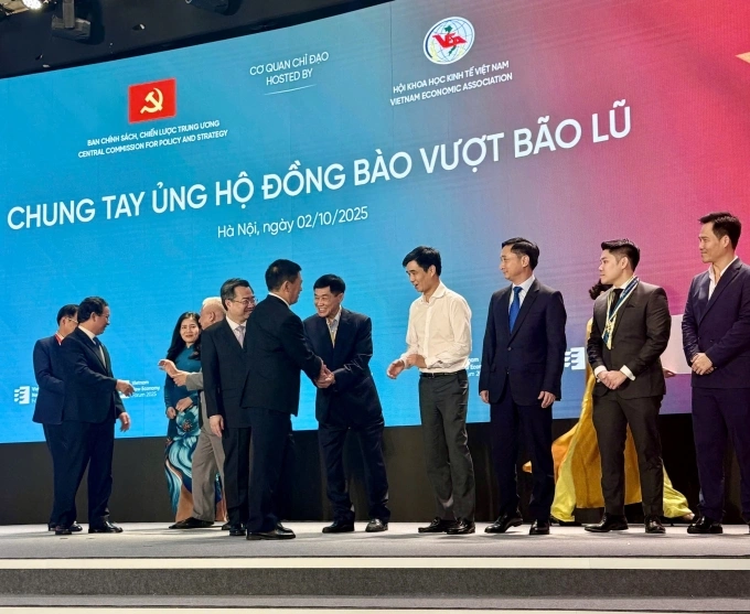 Đại diện ban tổ chức bắt tay, trao chứng nhận Doanh nhân Việt Nam tiêu biểu hành trình Đất nước Đổi mới - Hội nhập - Vươn tầm cho ông Hạnh Nguyễn. Ảnh: IPPG