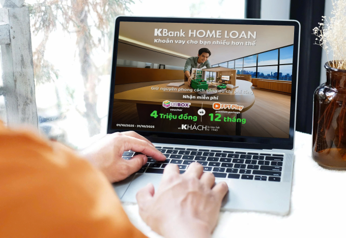 Khách hàng tham khảo gói vay của nhà băng. Ảnh: KBank