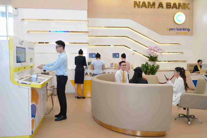 Hoạt động tại phòng giao dịch của Nam A Bank. Ảnh: Nam A Bank