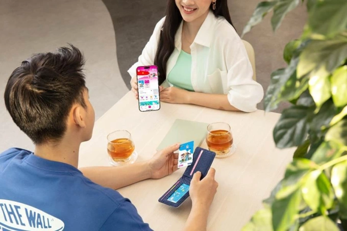 Người dùng sử dụng các tiện ích của ngân hàng. Ảnh: Cake