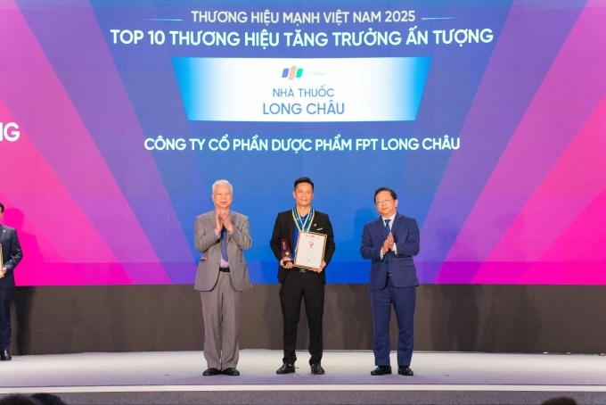 Đại diện Long Châu nhận cúp, chứng nhận từ ban tổ chức Thương hiệu mạnh Việt Nam 2025 Ảnh: LC